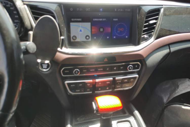 Used GAC Trumpchi GS8 2017 320T Two-Wheel Drive Luxury Smart Connectivity Version (7 Seats) Audio And AC Panel