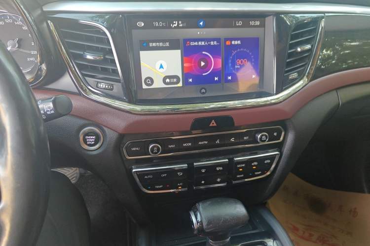Used GAC Trumpchi GS8 2017 320T Two-Wheel Drive Luxury Smart Connectivity Version (7 Seats) Audio And AC Panel