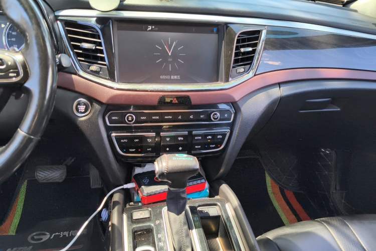 Used GAC Trumpchi GS8 2017 320T Two-Wheel Drive Luxury Smart Connectivity Version (7 Seats) Audio And AC Panel