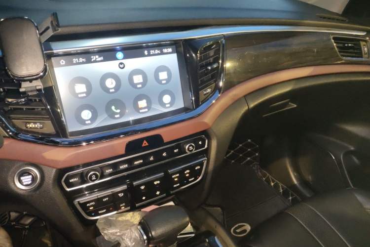 Used GAC Trumpchi GS8 2017 320T Two-Wheel Drive Luxury Smart Connectivity Version (7 Seats) Audio And AC Panel