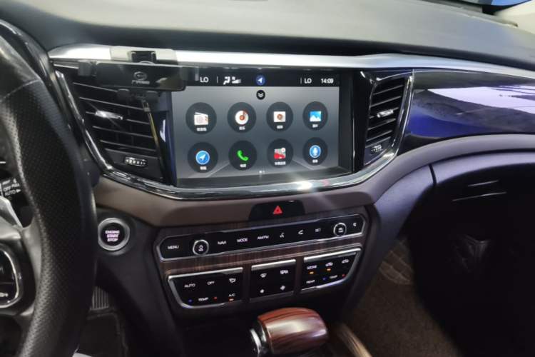 Used GAC Trumpchi GS8 2017 320T Two-Wheel Drive Luxury Smart Connectivity Version (7 Seats) Audio And AC Panel