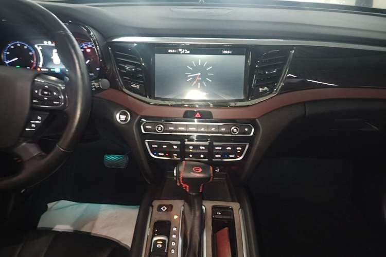 Used GAC Trumpchi GS8 2017 320T Two-Wheel Drive Luxury Smart Connectivity Version (7 Seats) Audio And AC Panel