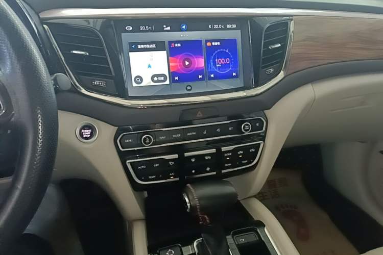 Used GAC Trumpchi GS8 2017 320T Two-Wheel Drive Luxury Smart Connectivity Version (7 Seats) Audio And AC Panel