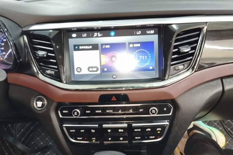 Used GAC Trumpchi GS8 2017 320T Two-Wheel Drive Luxury Smart Connectivity Version (7 Seats) Audio And AC Panel