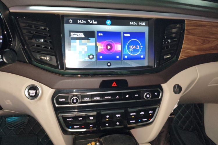 Used GAC Trumpchi GS8 2017 320T Two-Wheel Drive Luxury Smart Connectivity Version (7 Seats) Audio And AC Panel