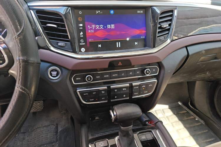 Used GAC Trumpchi GS8 2017 320T Four-Wheel Drive Luxury Smart Connectivity Version (7 Seats) Audio And AC Panel