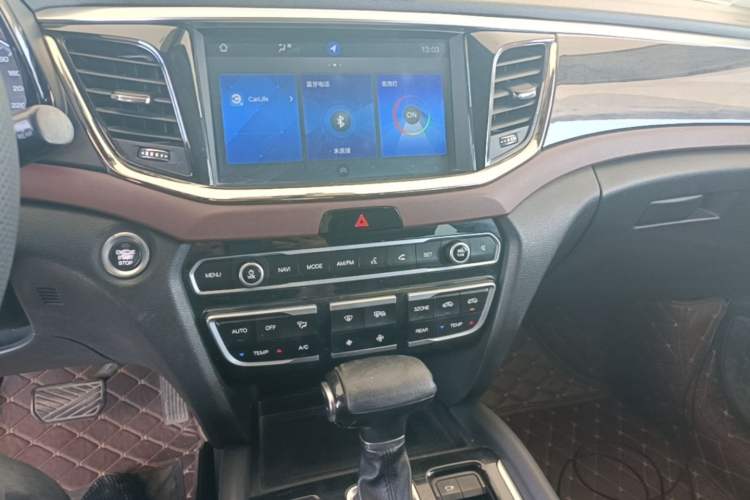 Used GAC Trumpchi GS8 2017 320T Two-Wheel Drive Luxury Smart Connectivity Version (7 Seats) Audio And AC Panel