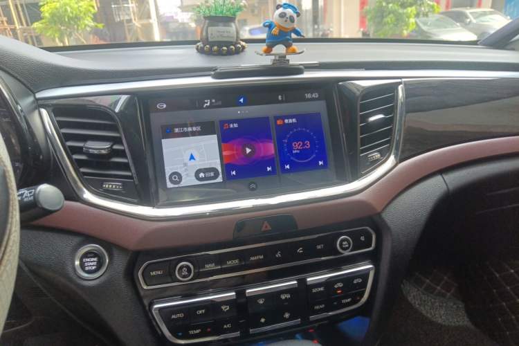 Used GAC Trumpchi GS8 2017 320T Two-Wheel Drive Luxury Smart Connectivity Version (7 Seats) Audio And AC Panel