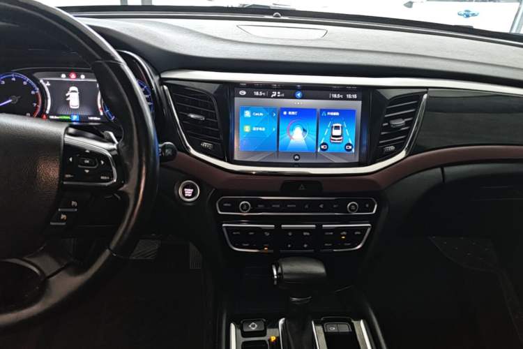 Used GAC Trumpchi GS8 2017 320T Two-Wheel Drive Luxury Smart Connectivity Version (7 Seats) Audio And AC Panel