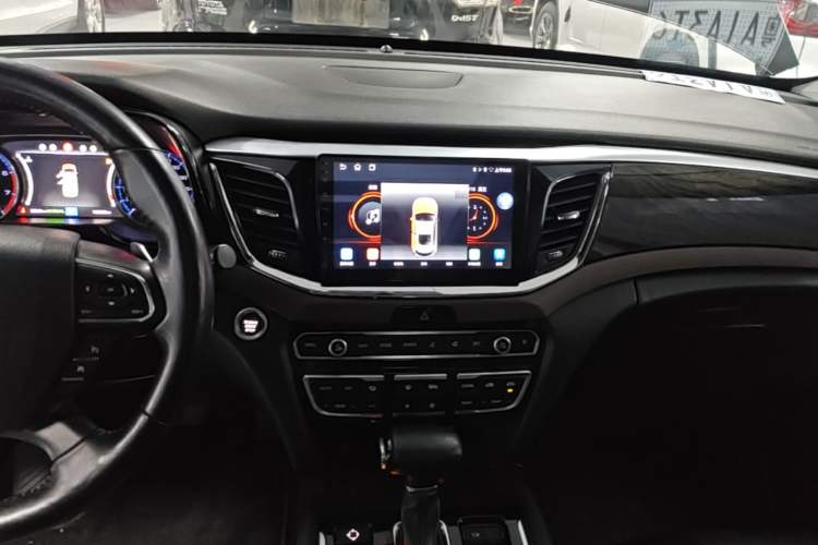 Used GAC Trumpchi GS8 2017 320T Two-Wheel Drive Luxury Smart Connectivity Version (7 Seats) Audio And AC Panel