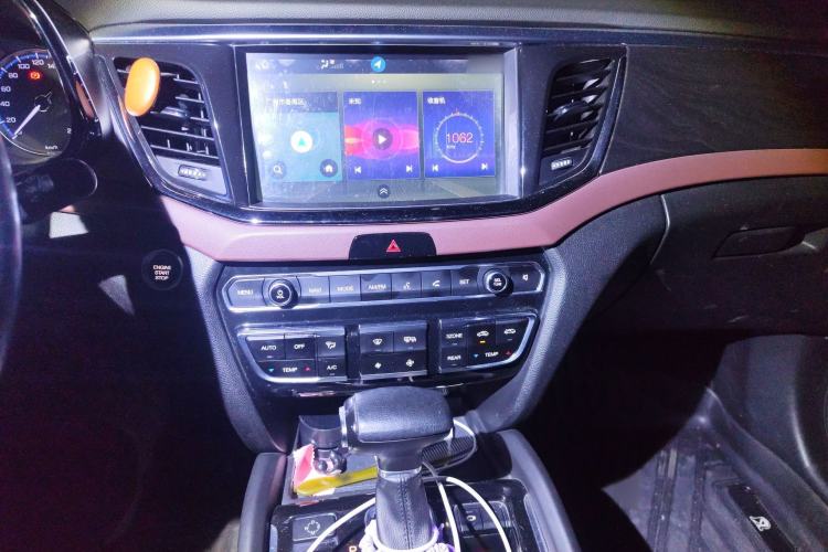 Used GAC Trumpchi GS8 2017 320T Two-Wheel Drive Luxury Smart Connectivity Version (7 Seats) Audio And AC Panel
