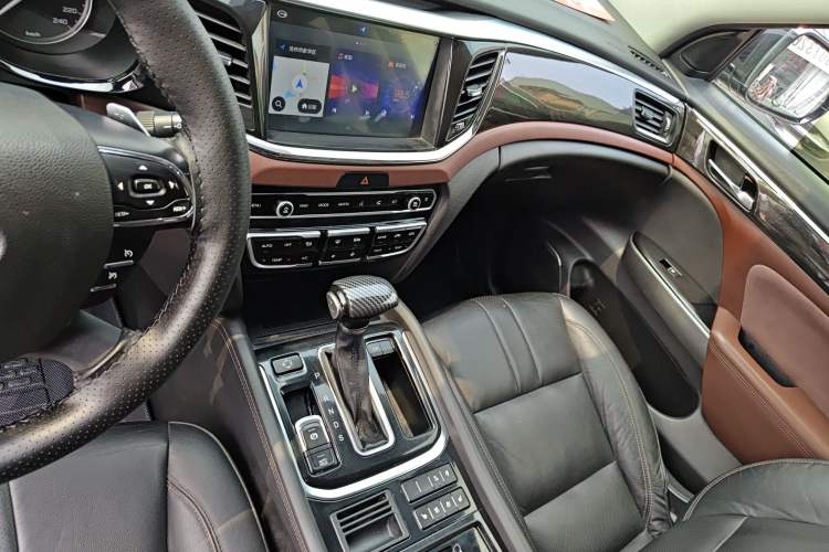 Used GAC Trumpchi GS8 2017 320T Two-Wheel Drive Luxury Smart Connectivity Version (7 Seats) Audio And AC Panel