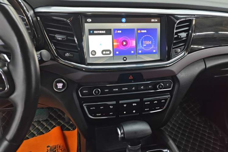 Used GAC Trumpchi GS8 2017 320T Two-Wheel Drive Luxury Smart Connectivity Version (7 Seats) Audio And AC Panel