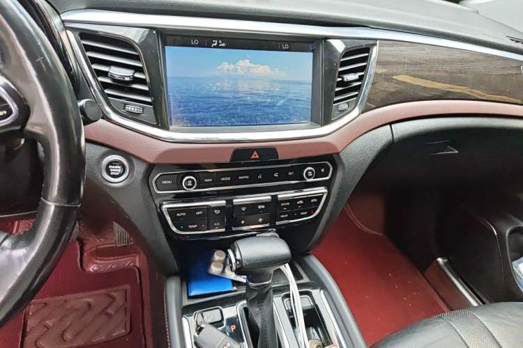 Used GAC Trumpchi GS8 2017 320T Two-Wheel Drive Luxury Edition (7 Seats) Audio And AC Panel