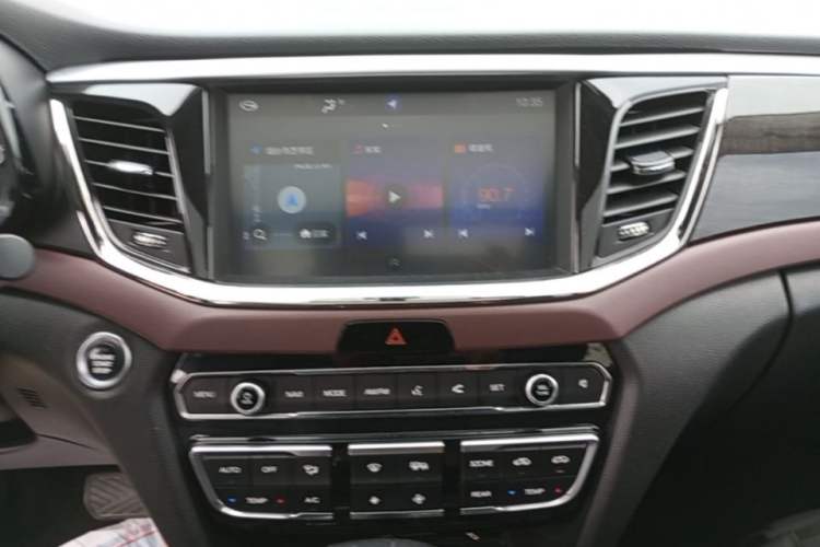 Used GAC Trumpchi GS8 2017 320T Two-Wheel Drive Luxury Smart Connectivity Version (7 Seats) Audio And AC Panel