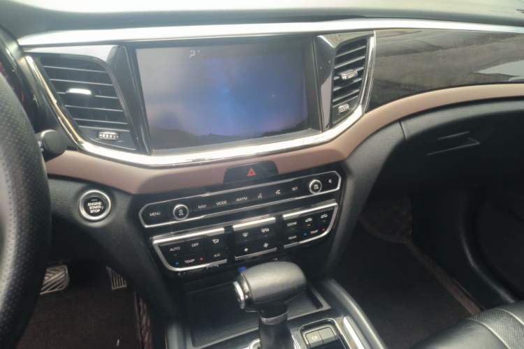 Used GAC Trumpchi GS8 2017 320T Two-Wheel Drive Luxury Smart Connectivity Version (7 Seats) Audio And AC Panel
