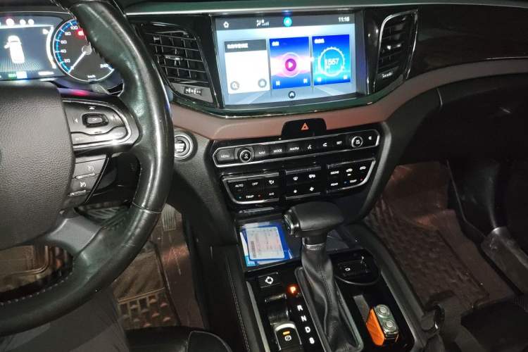 Used GAC Trumpchi GS8 2017 320T Two-Wheel Drive Luxury Smart Connectivity Version (7 Seats) Audio And AC Panel