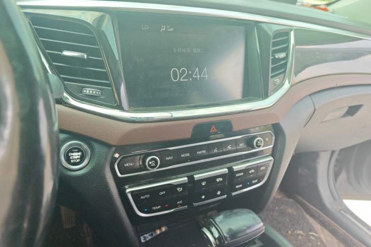Used GAC Trumpchi GS8 2017 320T Two-Wheel Drive Luxury Smart Connectivity Version (7 Seats) Audio And AC Panel