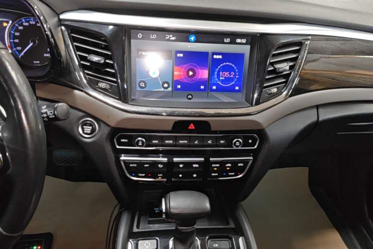 Used GAC Trumpchi GS8 2017 320T Two-Wheel Drive Luxury Smart Connectivity Version (7 Seats) Audio And AC Panel