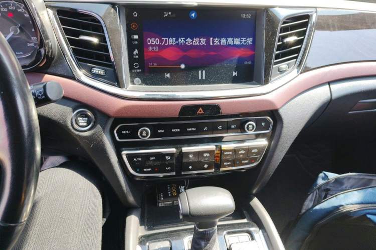 Used GAC Trumpchi GS8 2017 320T Two-Wheel Drive Luxury Smart Connectivity Version (7 Seats) Audio And AC Panel