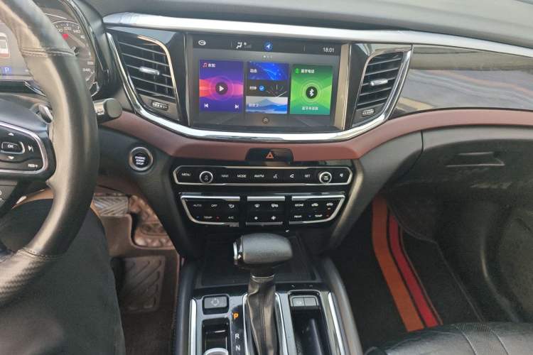 Used GAC Trumpchi GS8 2017 320T Two-Wheel Drive Luxury Smart Connectivity Version (7 Seats) Audio And AC Panel