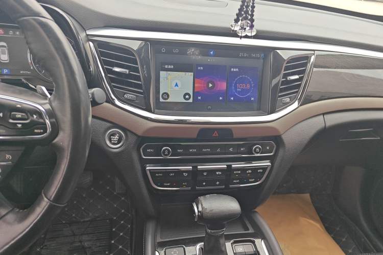 Used GAC Trumpchi GS8 2017 320T Two-Wheel Drive Luxury Smart Connectivity Version (7 Seats) Audio And AC Panel