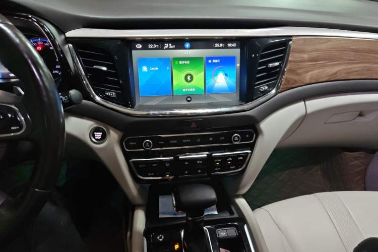 Used GAC Trumpchi GS8 2017 320T Two-Wheel Drive Luxury Smart Connectivity Version (7 Seats) Audio And AC Panel