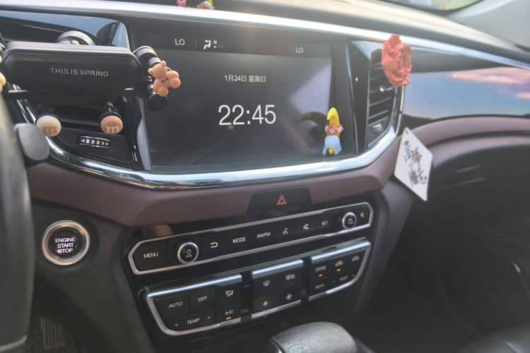 Used GAC Trumpchi GS8 2017 320T Two-Wheel Drive Luxury Edition (7 Seats) Audio And AC Panel