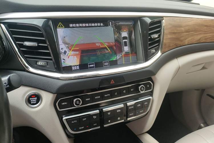 Used GAC Trumpchi GS8 2017 320T Two-Wheel Drive Luxury Smart Connectivity Version (7 Seats) Audio And AC Panel