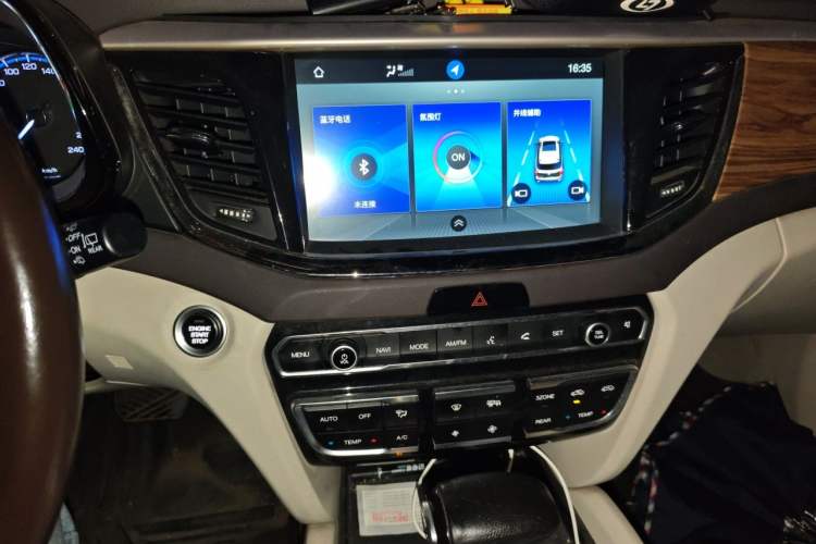 Used GAC Trumpchi GS8 2017 320T Two-Wheel Drive Luxury Smart Connectivity Version (7 Seats) Audio And AC Panel