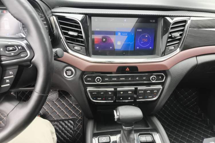 Used GAC Trumpchi GS8 2017 320T Four-Wheel Drive Luxury Smart Connectivity Version (7 Seats) Audio And AC Panel