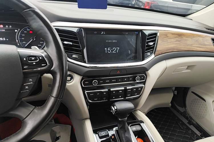 Used GAC Trumpchi GS8 2017 320T Two-Wheel Drive Luxury Smart Connectivity Version (7 Seats) Audio And AC Panel