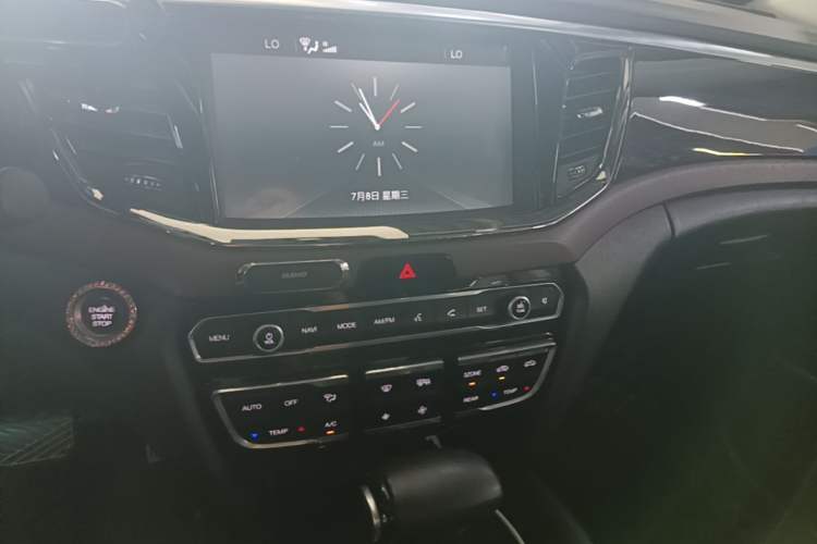 Used GAC Trumpchi GS8 2017 320T Two-Wheel Drive Luxury Smart Connectivity Version (7 Seats) Audio And AC Panel