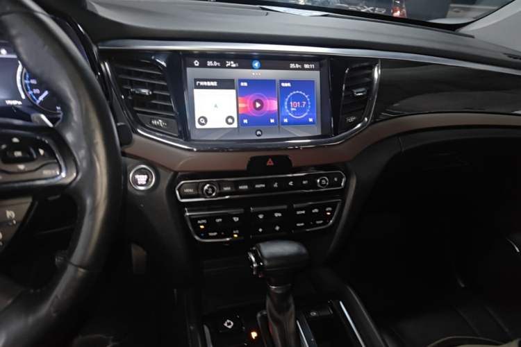 Used GAC Trumpchi GS8 2017 320T Two-Wheel Drive Luxury Smart Connectivity Version (7 Seats) Audio And AC Panel