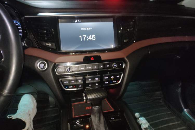 Used GAC Trumpchi GS8 2017 320T Two-Wheel Drive Luxury Smart Connectivity Version (7 Seats) Audio And AC Panel