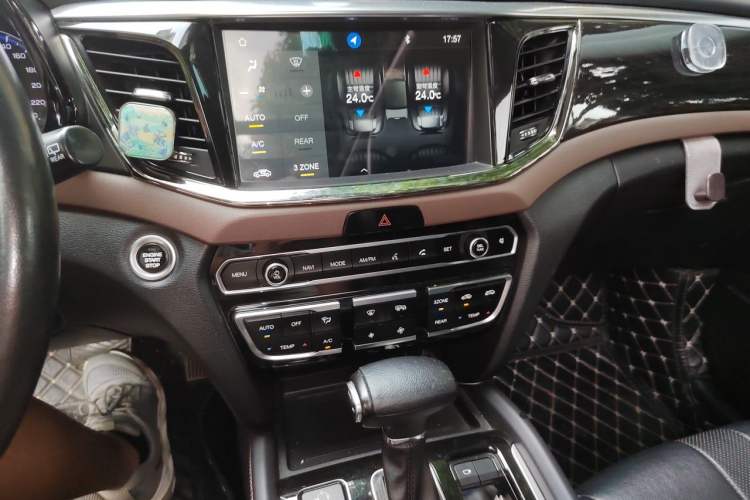Used GAC Trumpchi GS8 2017 320T Two-Wheel Drive Luxury Smart Connectivity Version (7 Seats) Audio And AC Panel