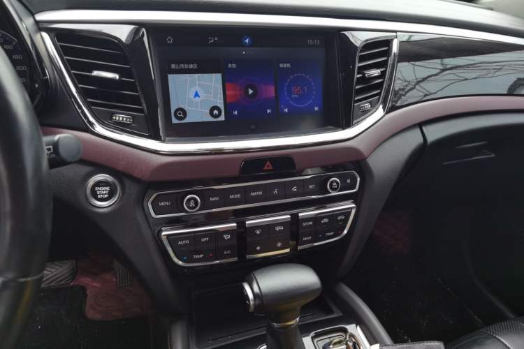 Used GAC Trumpchi GS8 2017 320T Two-Wheel Drive Luxury Smart Connectivity Version (7 Seats) Audio And AC Panel