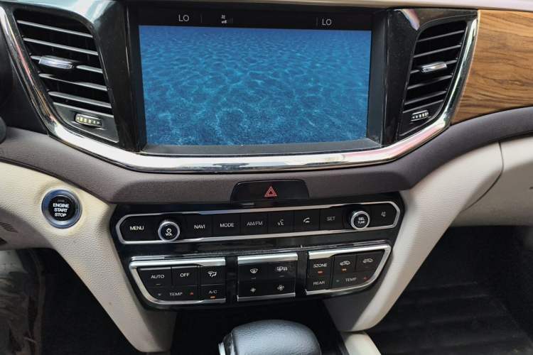 Used GAC Trumpchi GS8 2017 320T Two-Wheel Drive Prestige Version (7 Seats) Audio And AC Panel