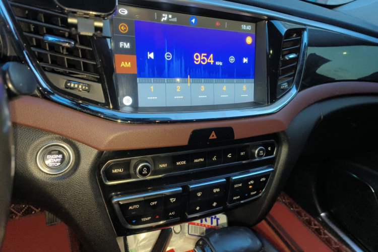 Used GAC Trumpchi GS8 2017 320T Two-Wheel Drive Luxury Smart Connectivity Version (7 Seats) Audio And AC Panel