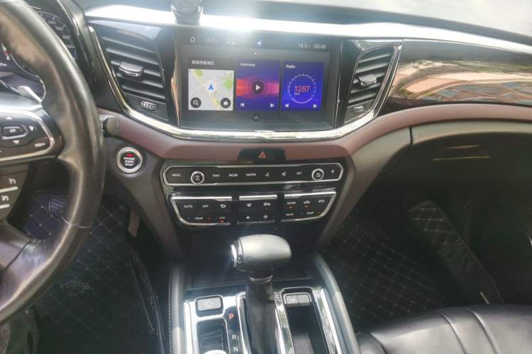 Used GAC Trumpchi GS8 2017 320T Two-Wheel Drive Luxury Smart Connectivity Version (7 Seats) Audio And AC Panel