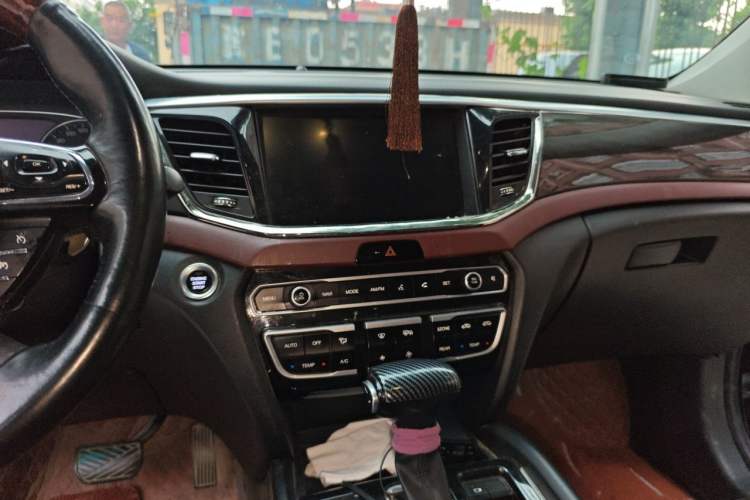Used GAC Trumpchi GS8 2017 320T Two-Wheel Drive Luxury Smart Connectivity Version (7 Seats) Audio And AC Panel