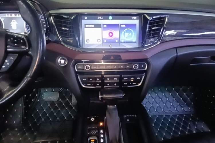 Used GAC Trumpchi GS8 2017 320T Two-Wheel Drive Luxury Smart Connectivity Version (7 Seats) Audio And AC Panel
