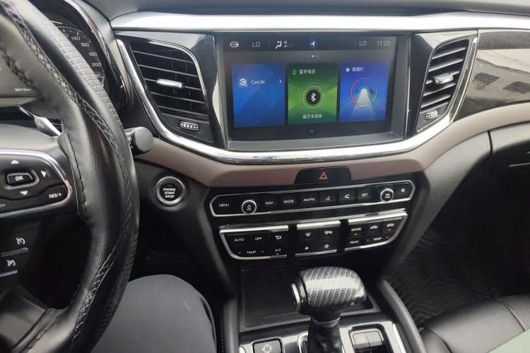 Used GAC Trumpchi GS8 2017 320T Two-Wheel Drive Luxury Smart Connectivity Version (7 Seats) Audio And AC Panel