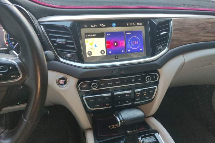 Used GAC Trumpchi GS8 2017 320T Two-Wheel Drive Luxury Smart Connectivity Version (7 Seats) Audio And AC Panel