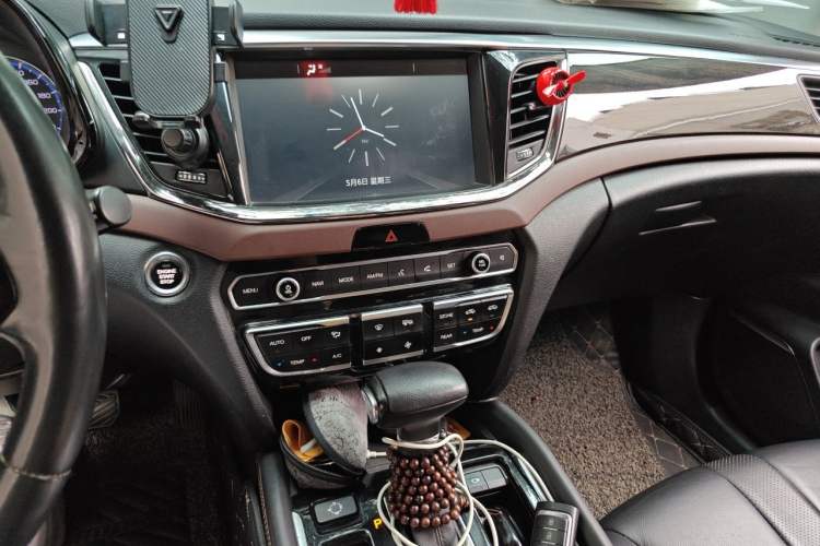 Used GAC Trumpchi GS8 2017 320T Two-Wheel Drive Luxury Smart Connectivity Version (7 Seats) Audio And AC Panel