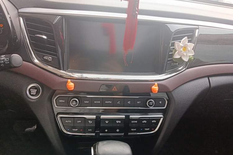 Used GAC Trumpchi GS8 2017 320T Two-Wheel Drive Luxury Smart Connectivity Version (7 Seats) Audio And AC Panel