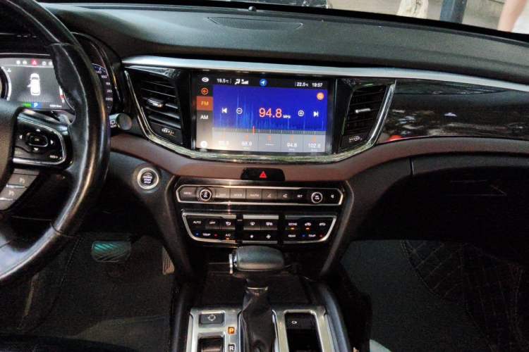 Used GAC Trumpchi GS8 2017 320T Two-Wheel Drive Luxury Smart Connectivity Version (7 Seats) Audio And AC Panel