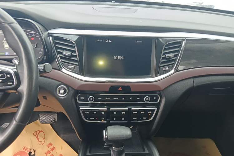 Used GAC Trumpchi GS8 2017 320T Four-Wheel Drive Luxury Smart Connectivity Version (7 Seats) Audio And AC Panel