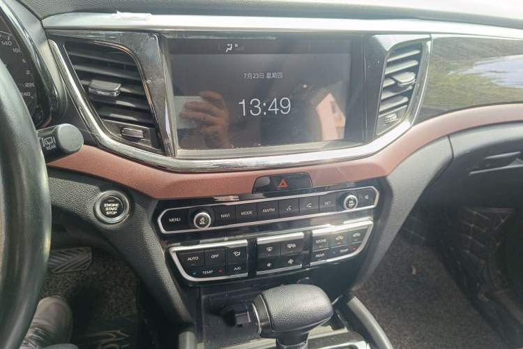 Used GAC Trumpchi GS8 2017 320T Two-Wheel Drive Luxury Smart Connectivity Version (7 Seats) Audio And AC Panel