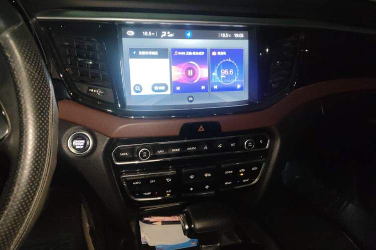 Used GAC Trumpchi GS8 2017 320T Two-Wheel Drive Luxury Smart Connectivity Version (7 Seats) Audio And AC Panel